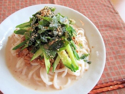 納豆とワカメの豆乳ゴマだれ冷やしうどん♪